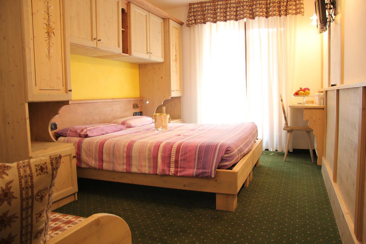 Hotel Lory ピンツォーロ エクステリア 写真